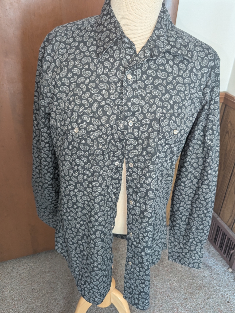 Wrangler Men's Gray Paisley Button-Down Shirt